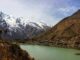 Corso d’acqua nella valle del Langtang, circondato da pendii rocciosi e montagne innevate nel distretto di Rasuwa