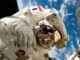 Astronauta durante un’attività extraveicolare in orbita terrestre, tema delle procedure d’emergenza nelle missioni spaziali