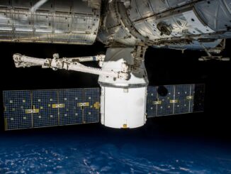 Satellite artificiale con pannelli solari in orbita sopra la Terra