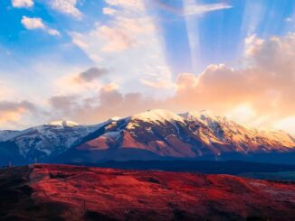 Panorama della Majella in Abruzzo con montagne innevate, boschi e rilievi appenninici