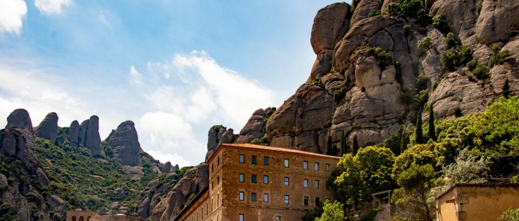 Monastero di Montserrat ai piedi delle formazioni rocciose della montagna in Catalogna