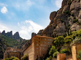 Monastero di Montserrat ai piedi delle formazioni rocciose della montagna in Catalogna