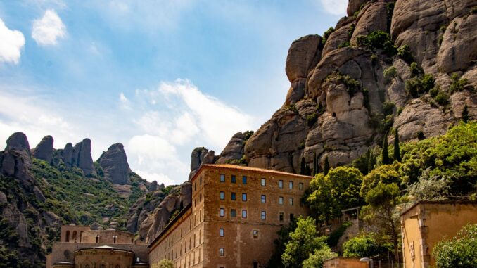 Monastero di Montserrat ai piedi delle formazioni rocciose della montagna in Catalogna