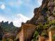 Monastero di Montserrat ai piedi delle formazioni rocciose della montagna in Catalogna