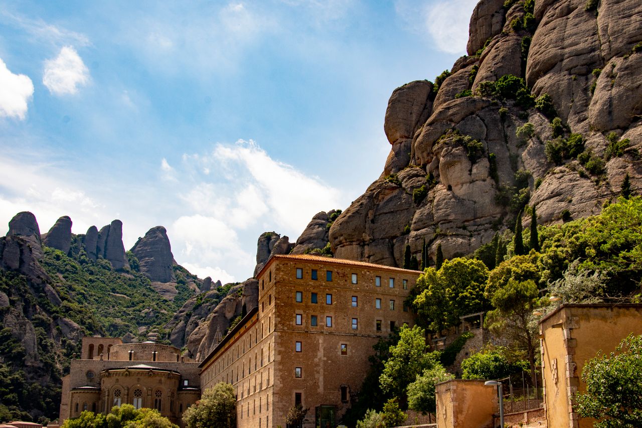Monastero di Montserrat ai piedi delle formazioni rocciose della montagna in Catalogna
