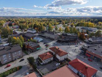 Veduta aerea di Outokumpu, in Finlandia orientale, con strade, edifici, boschi e laghi all’orizzonte