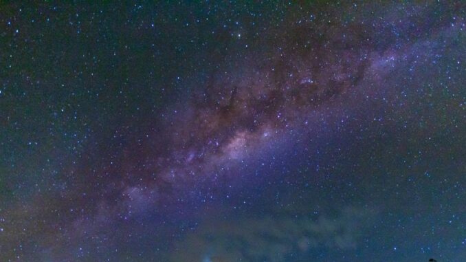 Via Lattea che attraversa un cielo notturno fitto di stelle