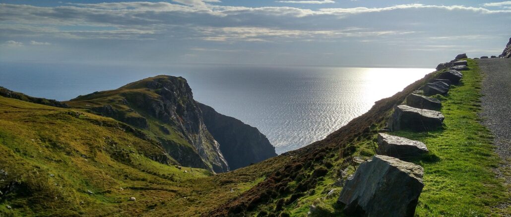 Paesaggio costiero nel Donegal lungo la Wild Atlantic Way, con scogliere erbose affacciate sull’Atlantico