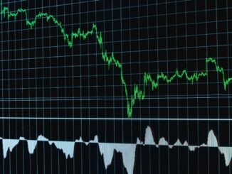 Grafico finanziario con andamento in calo su uno schermo scuro